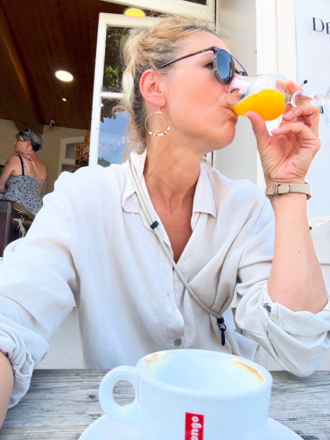 Selfie beim Trinken in einem Café draußen, sommerliche Stimmung